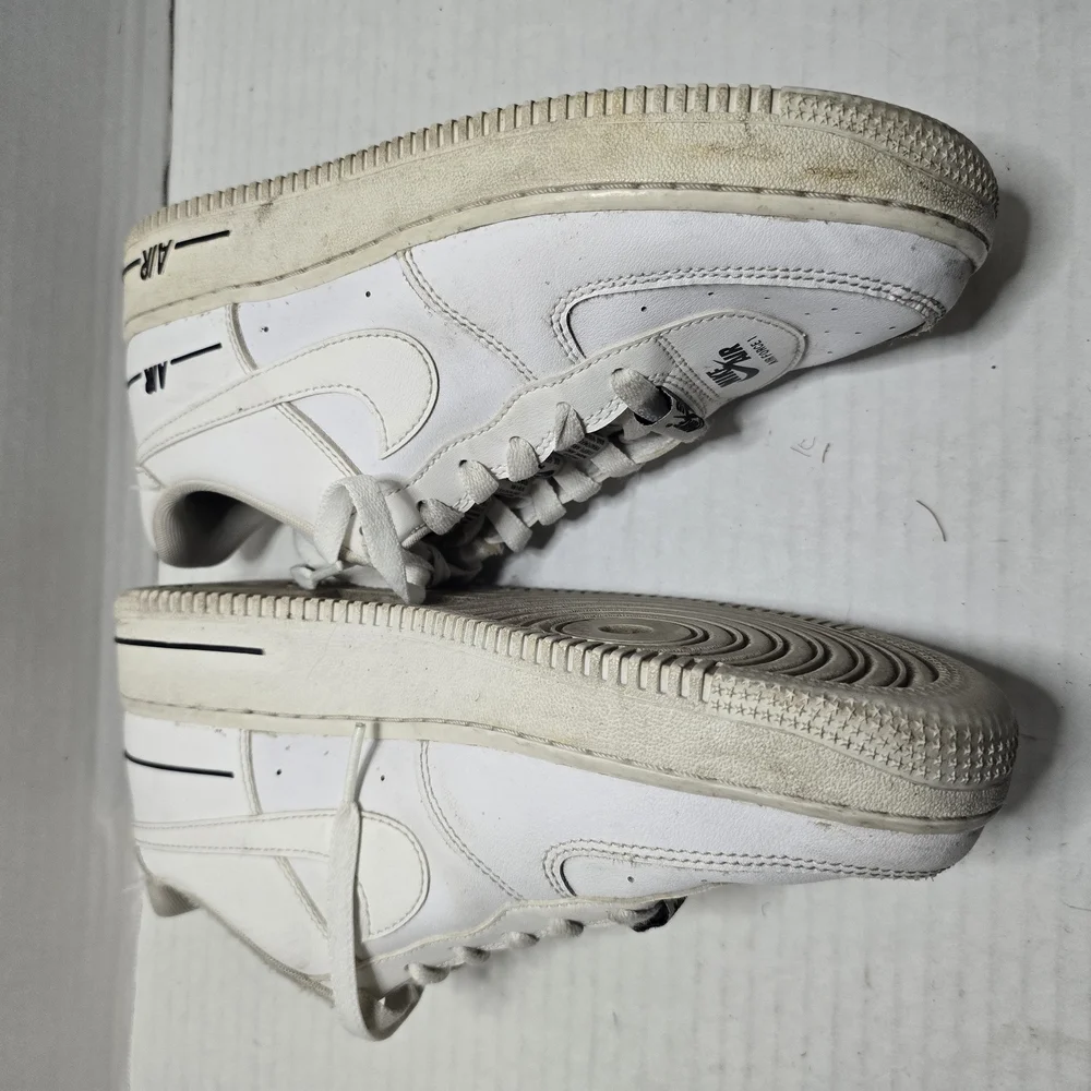 Nike White Sneakers‎ Minimalist Design